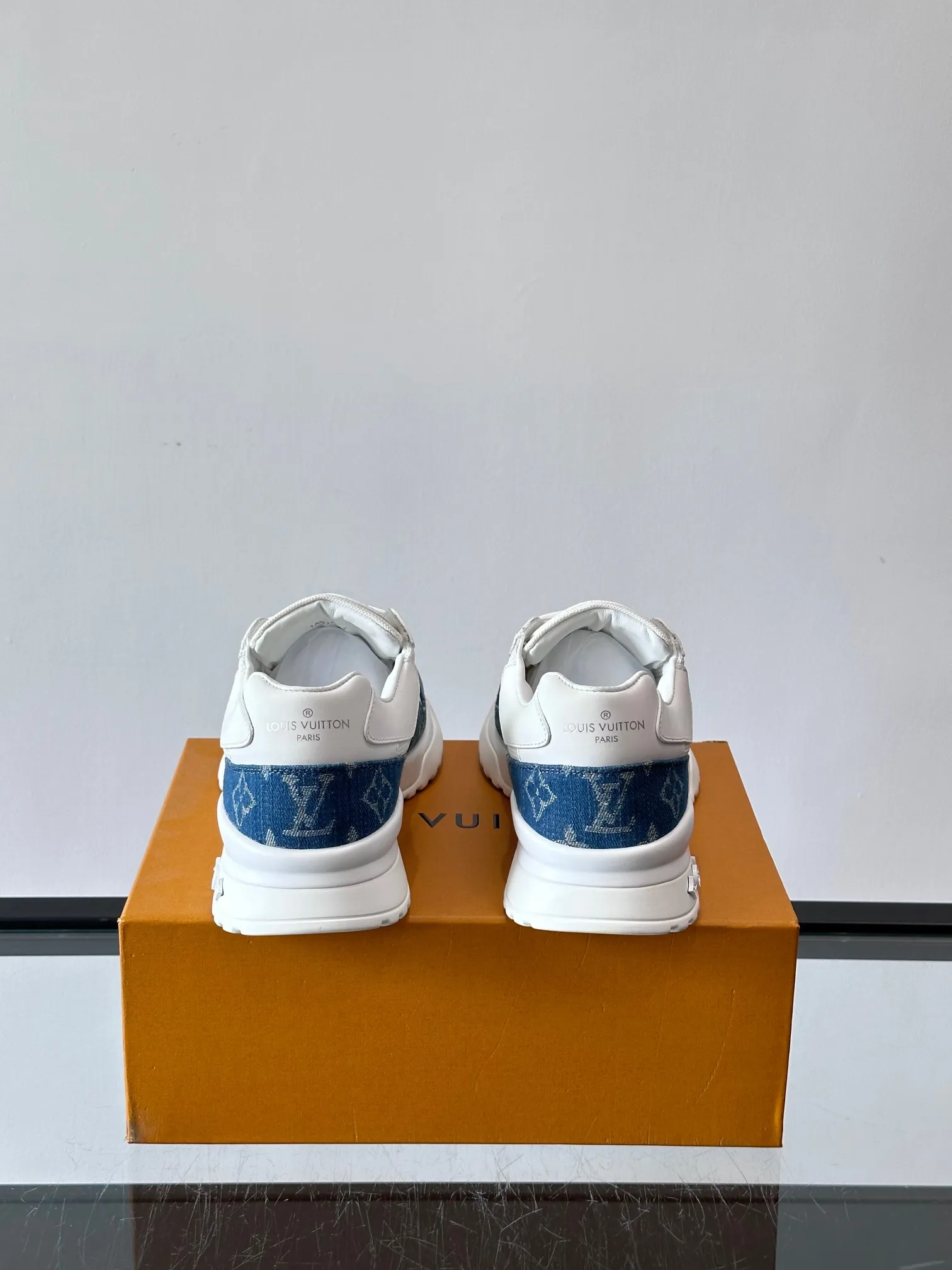 Men's Men's Shoes 💰500 [New Style] 🐡🐡LV🆕RUN AWAY sneakers, this Run Away sneaker is made of first-layer cowhide leather and breathable original material. The wedge-shaped rubber outsole continues the running shoe design, embellished with Monogram flowers, the L V letter is marked on the tongue, and the Louis Vuitton Paris logo is embellished on the back. Paired with brand logo cotton feet, the mesh lining and heel are spliced ​​and wrapped in cowhide, making the upper foot comfortable and breathable! size: 39-44 (38.45.46 customized)